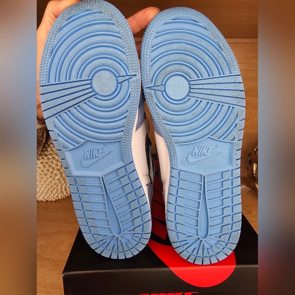 Jordan 1 Retro High OG 4.5 Y - Picture 10 of 11